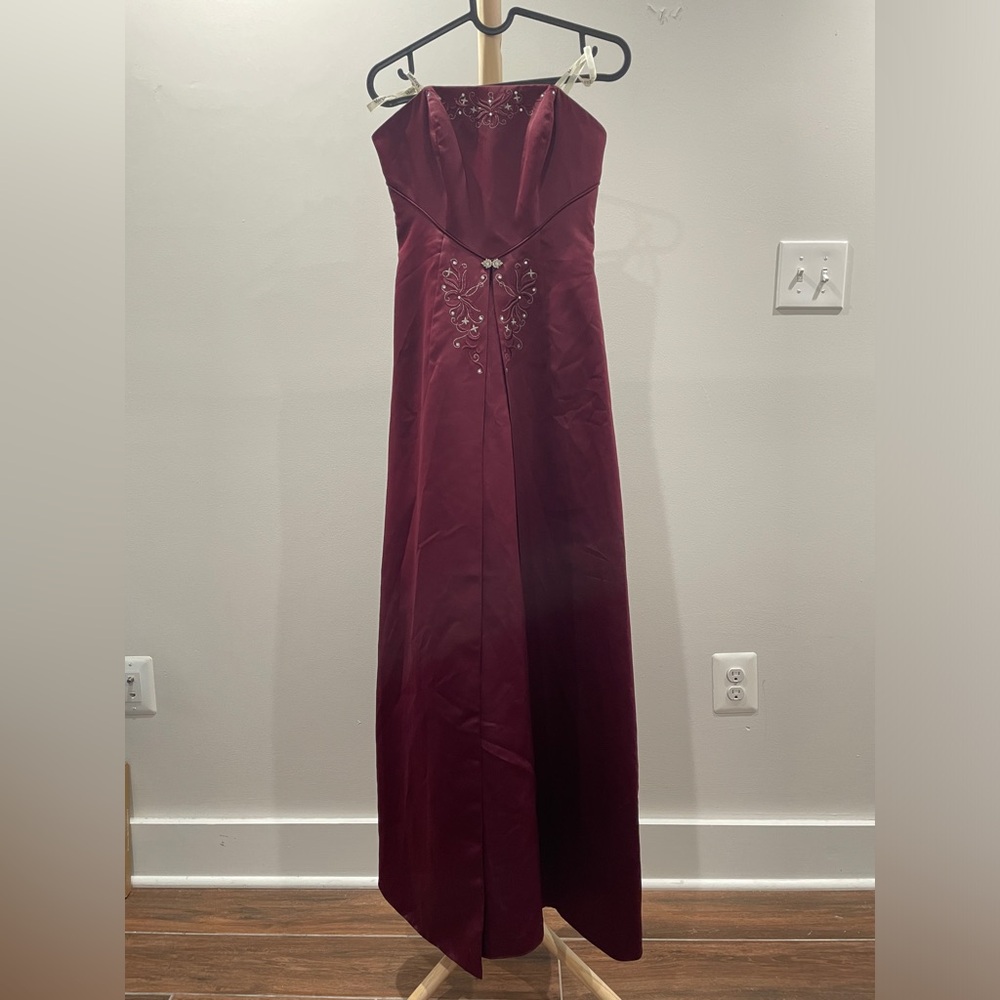 Morgan and Co burgundy satin formal strapless dress size 3/4